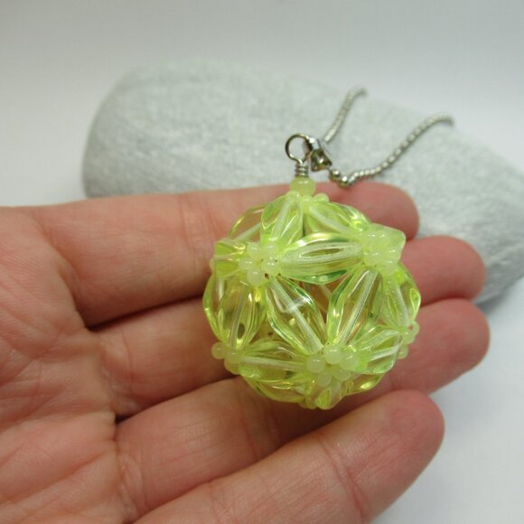 Uranium glass beaded bead pendant - Picture 11 of 11